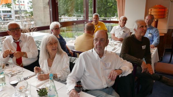 Dr. Bernhard Speith, Siegried Ravenschlag, dahinter Constanze Apel, hinten mit gelbem Hemd Reno Skunca, vorne Hans-Dieter Engel, hinten (weißes Hemd) Hans-Josef Graefen, Konny Frey, Festredner Ralph Ebner
